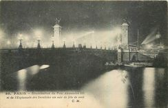 CPA Paris Illumination du Pont Alexandre III et de l'Esplanade des Invalides un soir de fete de nuit