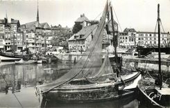 CPM Honfleur Calvados Le Vieux Bassin et la Lieutenance Bateaux de peche