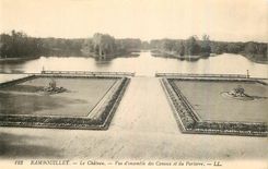 CPA Rambouillet Le Chateau Vue d'ensemble des Canaux et du Parterre 