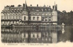 CPA Rambouillet Le Parc Le Chateau pris des Canaux 
