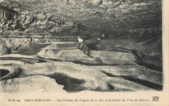 CPA Arcy sur Cure Les Grottes les Vagues de la mer et la Sortie du Trou du Renard 