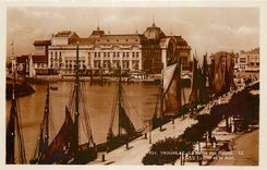 CPA Trouville La Reine des Plages le Casino et le Port Bateaux de peche