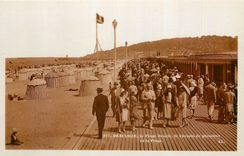 CPA Deauville La Plage Fleurie Le chemin de planches la plage