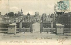 CPA Fontainebleau Le Palais Le Cour des Aieux 