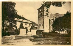 CPA Facade de l'Eglise et le Monument aux Morts 