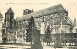 CPA Bourges La Cathedrale Vue prise du Jardin de l'Hotel de Ville 
