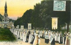 CPA Lourdes La Procession a l'Esplanade 