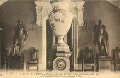CPA Pau Le Chateau salle des Gardes Vase de Sevres offert par le President Carnot a son passage a Pa