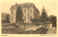 CPA Bourges l'Hotel de Ville et les Jardins 
