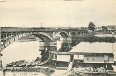 CPA Vichy Le Pont Bateau Croix Rouge