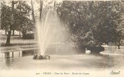 CPA Vichy Dans les Parcs Bassin des Cygnes 