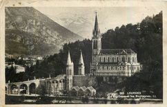 CPA Lourdes Le Basiliques les Montagnes 