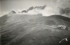 CPA Toute la France Le Col d'Aubisque l'Hotel et la route vers Argeles 