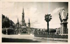 CPA Lourdes La Vierge Couronnee et la Basilique 