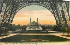 CPA Paris Le Trocaderro sous la Tour Eiffel 