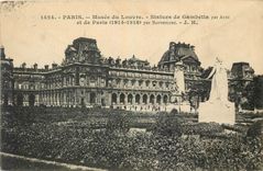 CPA Paris Musee du Louvre Statues de Gambetta et le Paris 