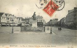 CPA Beauvais La Place d l'Hotel de Ville et la statue de Jeanne Hachette 