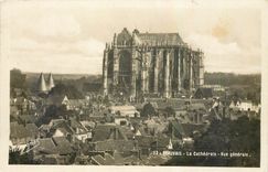 CPA Beauvais La Cathedrale Vue generale 