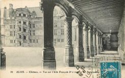 CPA Blois Chateau Vue sur l'Aile Francois I a travers les Colonnades 