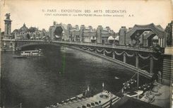 CPA Paris Exposition des Arts Decoratifs Pont Alexandre III Les Boutiques 