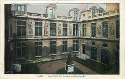 CPA Paris La Cour du Musee Carnavalet 
