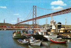 CPM Lisboa Portugal Ponte Sobre o Tejo Bateaux de peche
