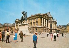 CPM Versailles Cour d'Honneur Statue Equestre de Louis XIV Le Chapelle Royale 