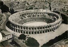 CPM Nimes Gard Vue aerienne sur les Arenes 