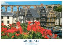 CPM Couleurs de Bretagne Morlaix Finistere Vieilles Maisons de la place des Halles et le viaduc 