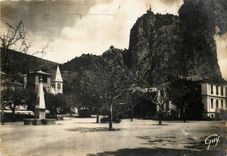 CPM Castellane B A Place de la Grave Le Roc