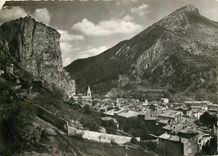 CPM Castellane Vue generale A Gauche le Roc dominant la ville 