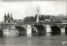 CPM Les Merveilles du Val de Loire Blois Loir et Cher Le pont sur la Loire a gauche l'eglise Saint N