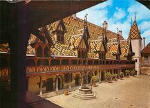 CPM Beaune Cote d'Or La cour d'honneur et le batiment principal 