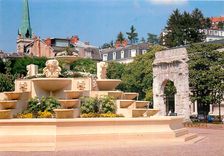CPM Savoie France Aix les Bains ville fleurie La place des thermes avec la nouvelle fontaine et le C