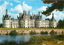 CPM Les Merveilles du Val de Loire Chambord Loir et Cher La facade principale du chateau et au premi