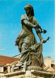 CPM Beauvais Oise La Statue de Jeanne Hachette qui prit une part heroique a la defense de Beauvais 