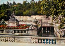 CPM Nimes Gard Le jardin de la Fontaine Les Bains romains 