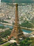 CPA En survolant Paris La Tour Eiffel 