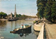CPA Paris Les Quais de la Seine vers le Pont Alexandre III Tour Eiffel Bateau