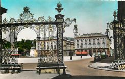 CPM Nancy Place Stanislas et Grilles de jean Lamour