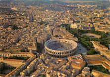 CPM Nimes (Gard) vue generale de la ville par avion au centre les arenes