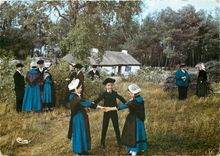 CPM Folklore Vendeen le Bouquet d'Ajoncs Bois de Cene (Vendee) Enfants