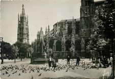 CPM Bordeaux (Gironde) Tour Pey Berland (XVes) et Cathedrale Saint Andre