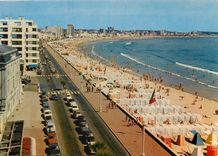 CPM Les Sables d'Olonne Le Remblai et la Plage