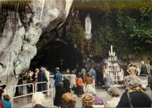 CPM La Cite religieuse Lourdes (Hautes Pyrenees) La grotte de Massabielle ou la vierge apparut a Ber