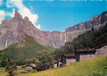 CPM Le Cirque du Fer a Cheval a Sixt (Haute Savoie) Le village des Pellys et les Cascades