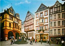 CPM Bernkastel Kues Mosel Markokatz mit Rathaus und St Michaelsbrunnen