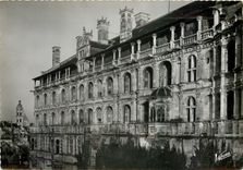 CPM Blois Loire et Cher Le Chateau Aile Francois 1er au fond la cathedrale Saint Louis