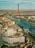 CPM En survolant Paris Le Palais de la Radio La Seine et la Tour Eiffel 