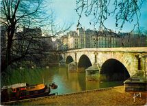 CPM Paris Les bords de la Seine Le Quai d'Anjou et le vieux Pont Marie 